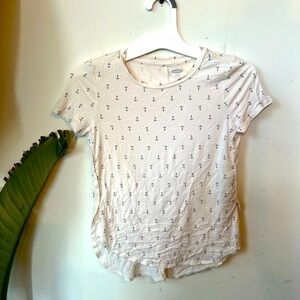 Old Navy girls. Anchor Print White T-Shirt.  Side slits.  Size 6/7.  LIKE NEW!​
